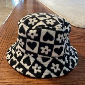 H&M NWOT hearts and flower checkered bucket hat black white fleece sweat band OS